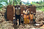 Ruanda: campaña contra techos de paja deja sin hogar a miles de pigmeos, ABRIL 2011